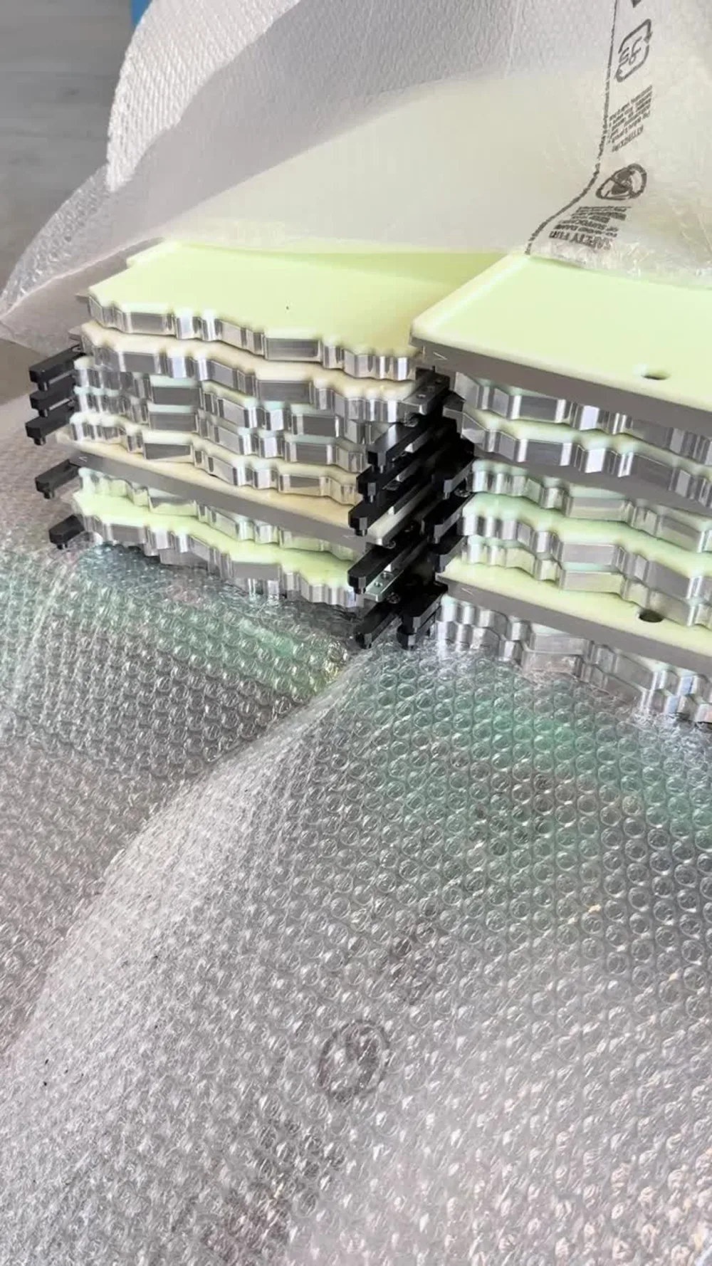 Cấu tạo bàn kim với các lỗ kim khoan CNC chính xác