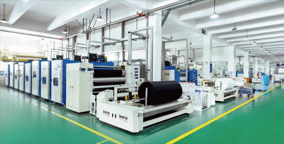 Nhà xưởng Zhentai với các dây chuyền vải không dệt đang chạy